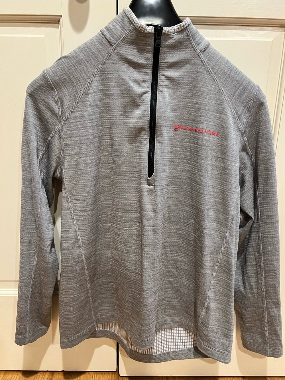 Vineyard Vines Men's Light Heather Gray Quarter-Zip Pullover with Pink Logo